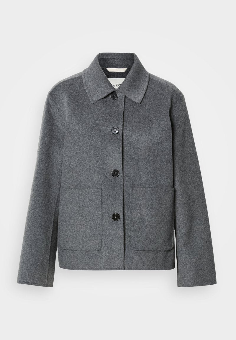 Graue Wollmischjacke mit Kragen, vorderer Knopfleiste und zwei großen Taschen. Gerade geschnittene Ärmel mit glatter Textur.