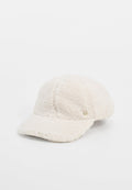 Weiche, cremefarbene Fleece-Baseballmütze mit gebogenem Schirm und kleinem goldenen Emblem an der Seite, auf einem schlichten weißen Hintergrund präsentiert.