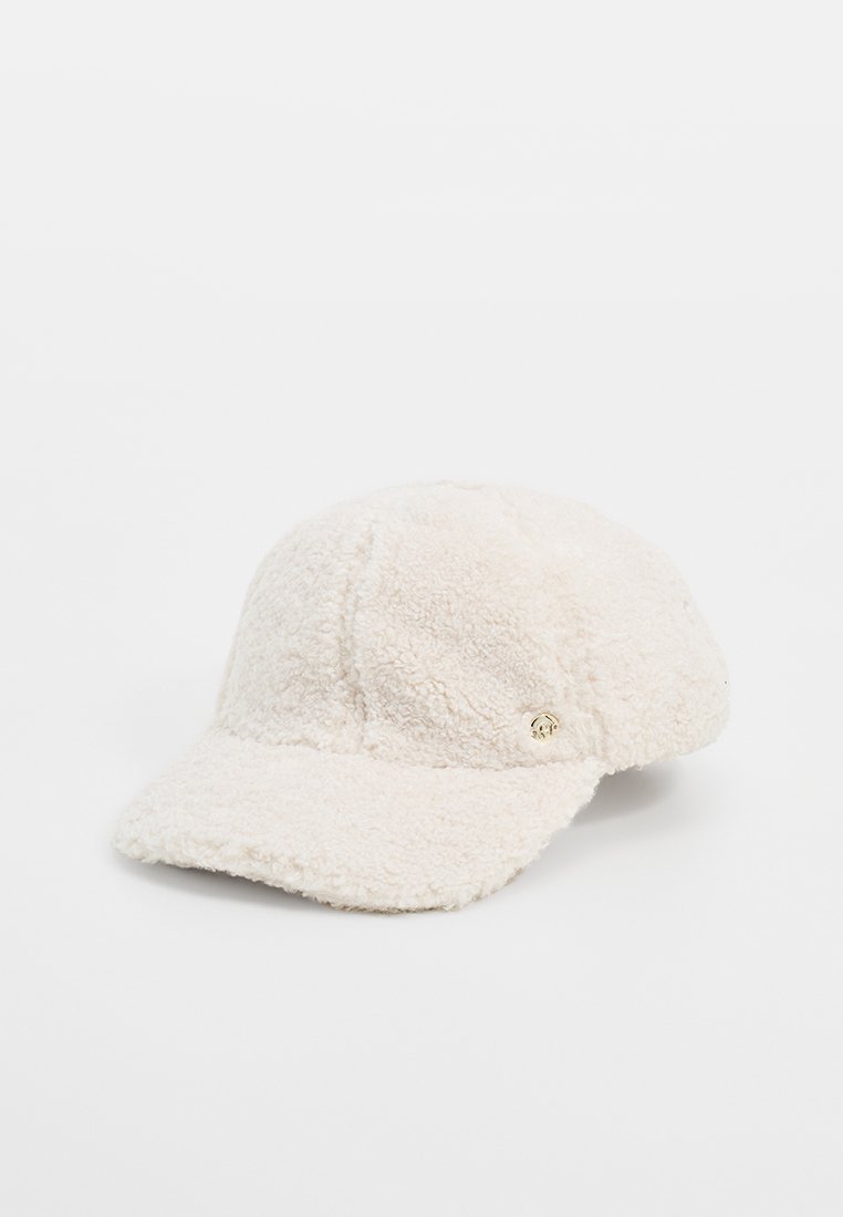 Weiche, cremefarbene Fleece-Baseballmütze mit gebogenem Schirm und kleinem goldenen Emblem an der Seite, auf einem schlichten weißen Hintergrund präsentiert.