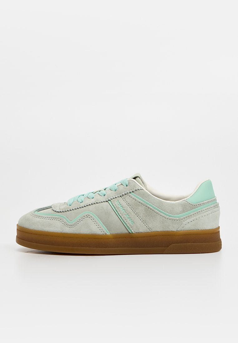 Helle graue Wildleder-Sneaker mit mintgrünen Akzenten, runder Zehenpartie, Schnürung und einer Sohle aus Gummi. Dezente dekorative Nähte.