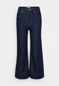 Dunkelblaue, weite Denim-Jeans mit vorderem Knopf, Reißverschluss und Fünf-Taschen-Design, auf einem schlichten, hellen Hintergrund präsentiert.