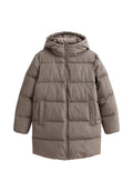 Taupe gesteppter Puffer-Mantel mit Kapuze, langen Ärmeln, frontalem Reißverschluss und seitlichen Taschen, entworfen für kaltes Wetter.