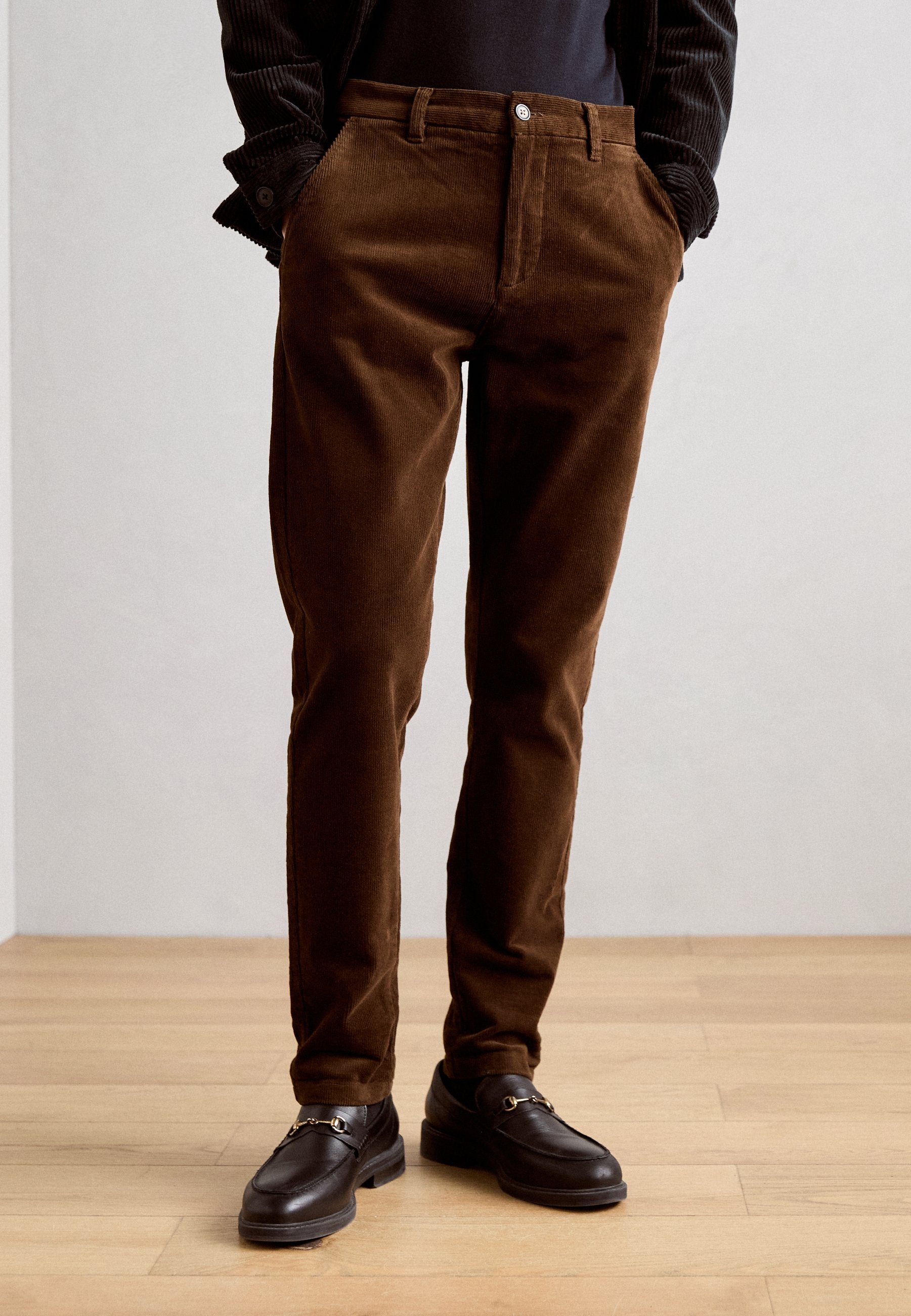 CROPPED PANTS Media 3