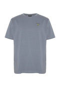 Schlichtes graues T-Shirt mit kurzen Ärmeln und einem kleinen bestickten Motiv einer gelb-schwarzen Figur auf der linken Brust.