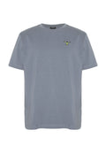 Schlichtes graues T-Shirt mit kurzen Ärmeln und einem kleinen bestickten Motiv einer gelb-schwarzen Figur auf der linken Brust.
