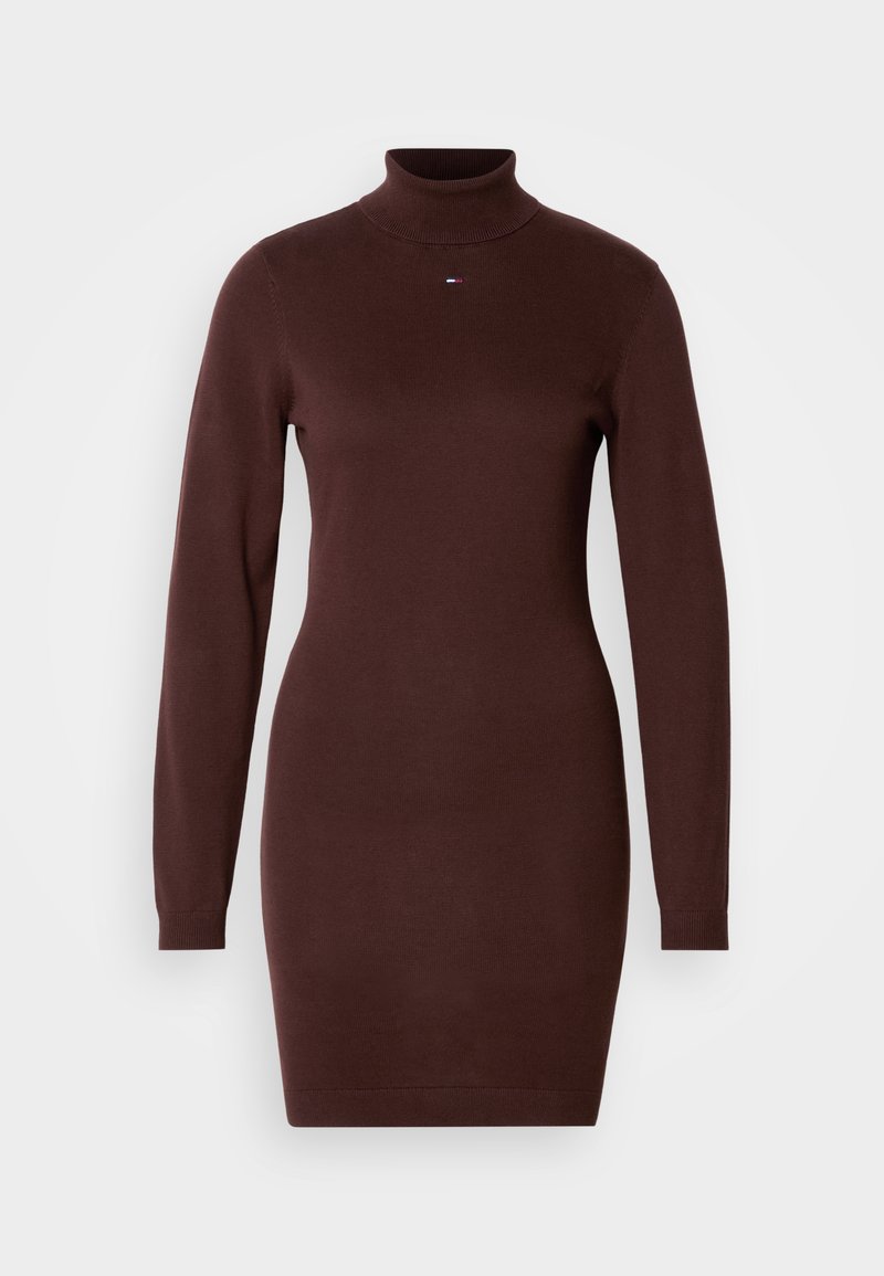 Braun gestricktes Rollkragenkleid mit langen Ärmeln, enganliegender Form und gerippten Bündchen, mit einem kleinen Markenlogo auf der Brust.