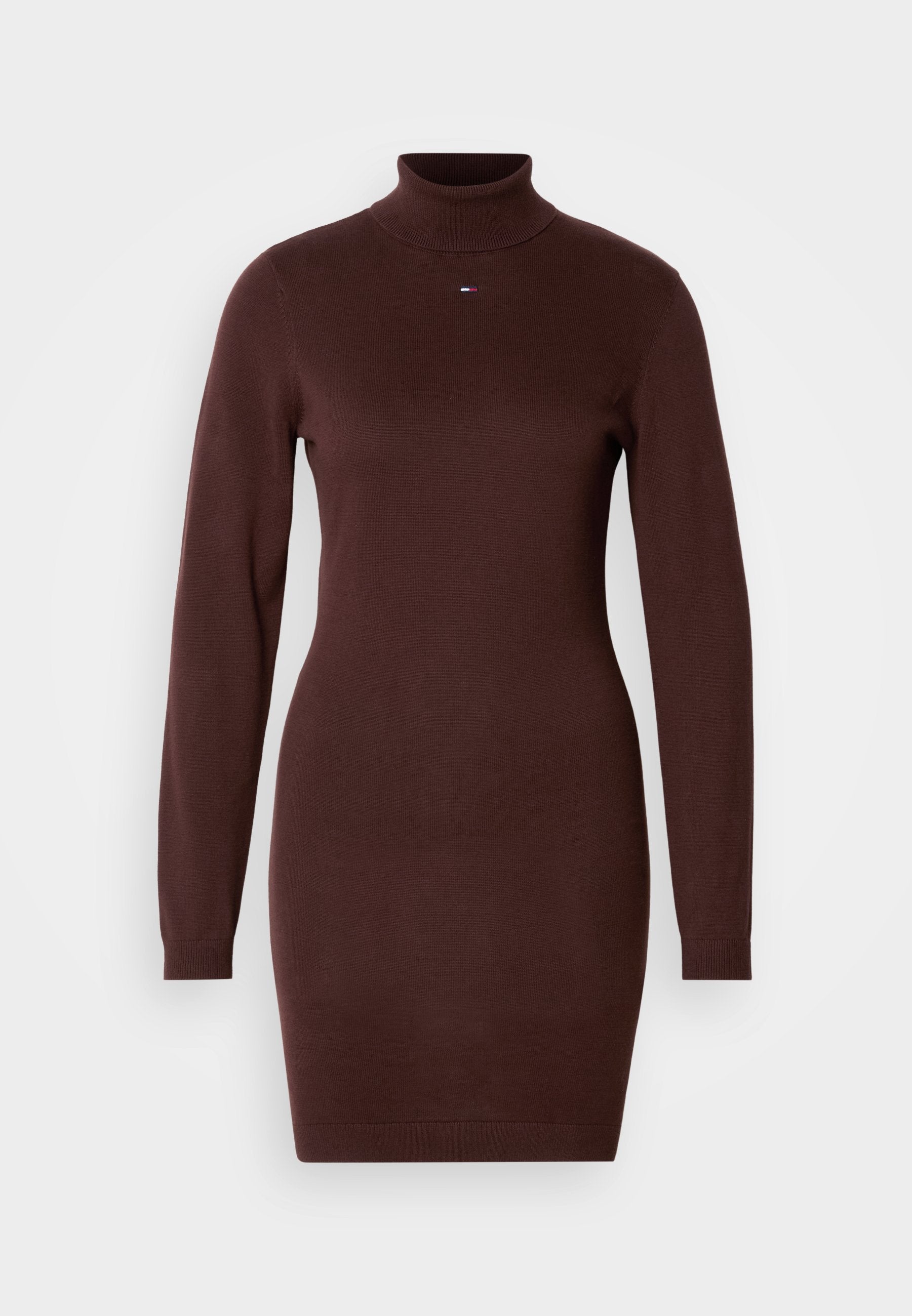 Braun gestricktes Rollkragenkleid mit langen Ärmeln, enganliegender Form und gerippten Bündchen, mit einem kleinen Markenlogo auf der Brust.