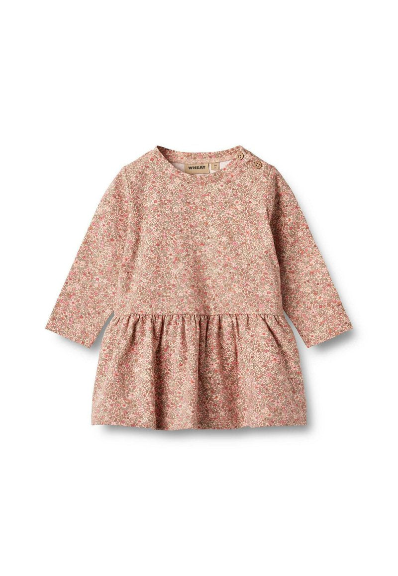 Langärmliges Kleid aus weichem rosa Stoff mit floralem Muster. Verfügt über einen runden Halsausschnitt und einen gerafften Rock mit einem Knopfdetail an der Schulter.