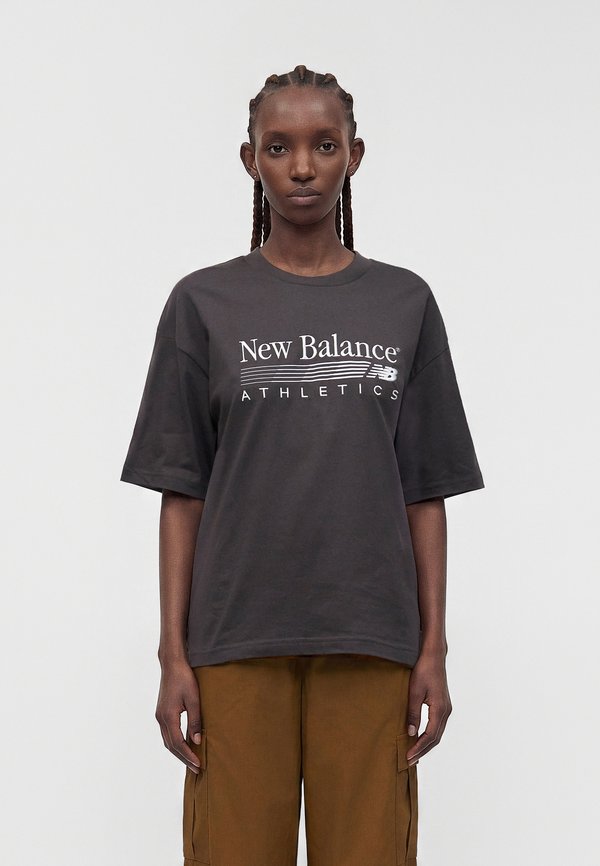 New Balance TRACKSIDE OVERSIZED - Print T-shirt - black cement