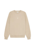 Beige Sweatshirt aus weichem Material mit rundem Halsausschnitt, langen Ärmeln und einem kleinen weißen "II"-Grafik, die zentral auf der Brust platziert ist.
