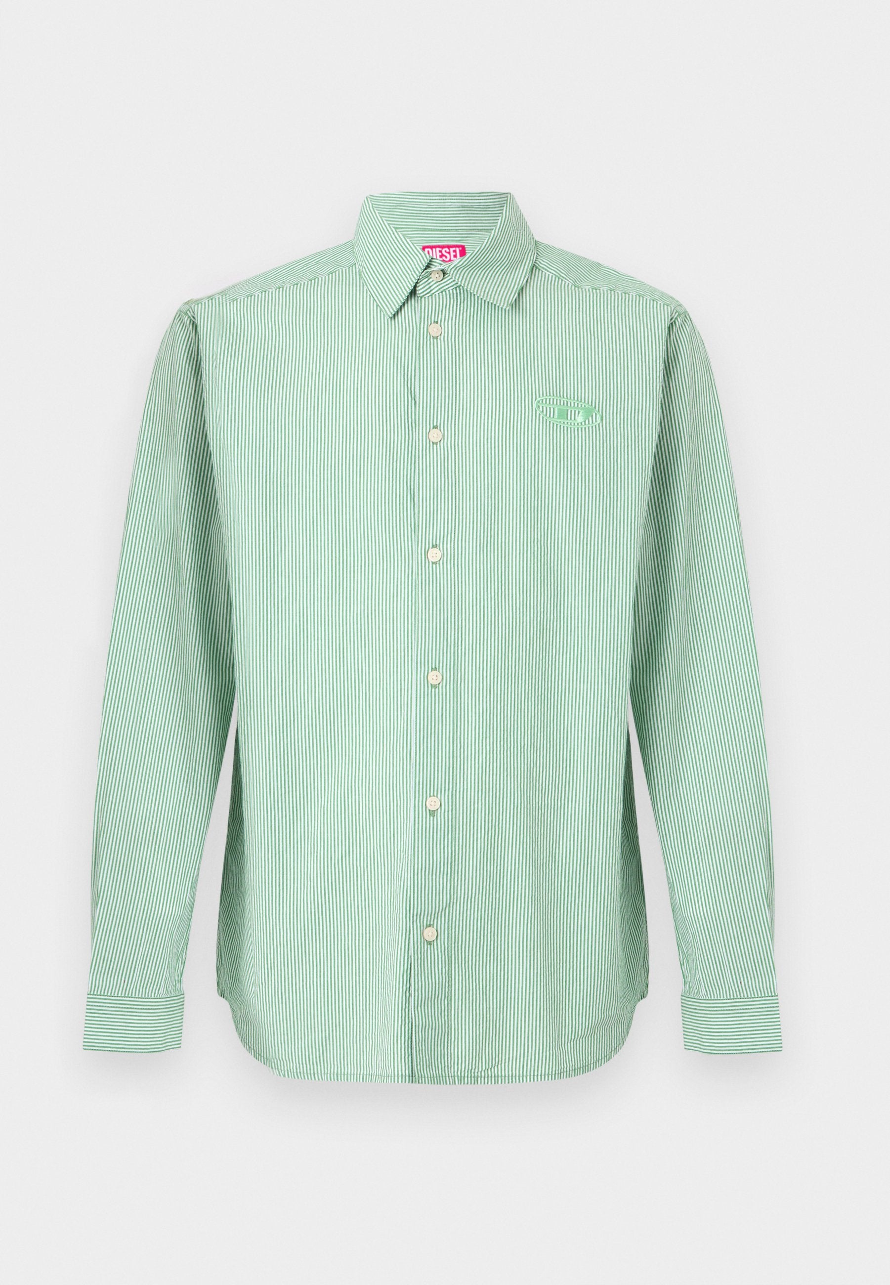 Grün gestreiftes Langarmhemd aus leichtem Stoff, mit Button-Down-Kragen, weißen Knöpfen und kleinem gesticktem Logo auf der Brust.