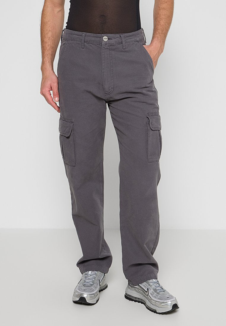 Grau Cargo-Hosen aus Baumwolle, mit zwei Seitentaschen, einem Bund mit einem Metallknopf und einer lässigen Passform.