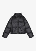 Schwarze gepolsterte Jacke mit hohem Kragen, ausgestattet mit einem Reißverschluss auf der Vorderseite, zwei vorderen Taschen und einer glänzenden, glatten Textur.