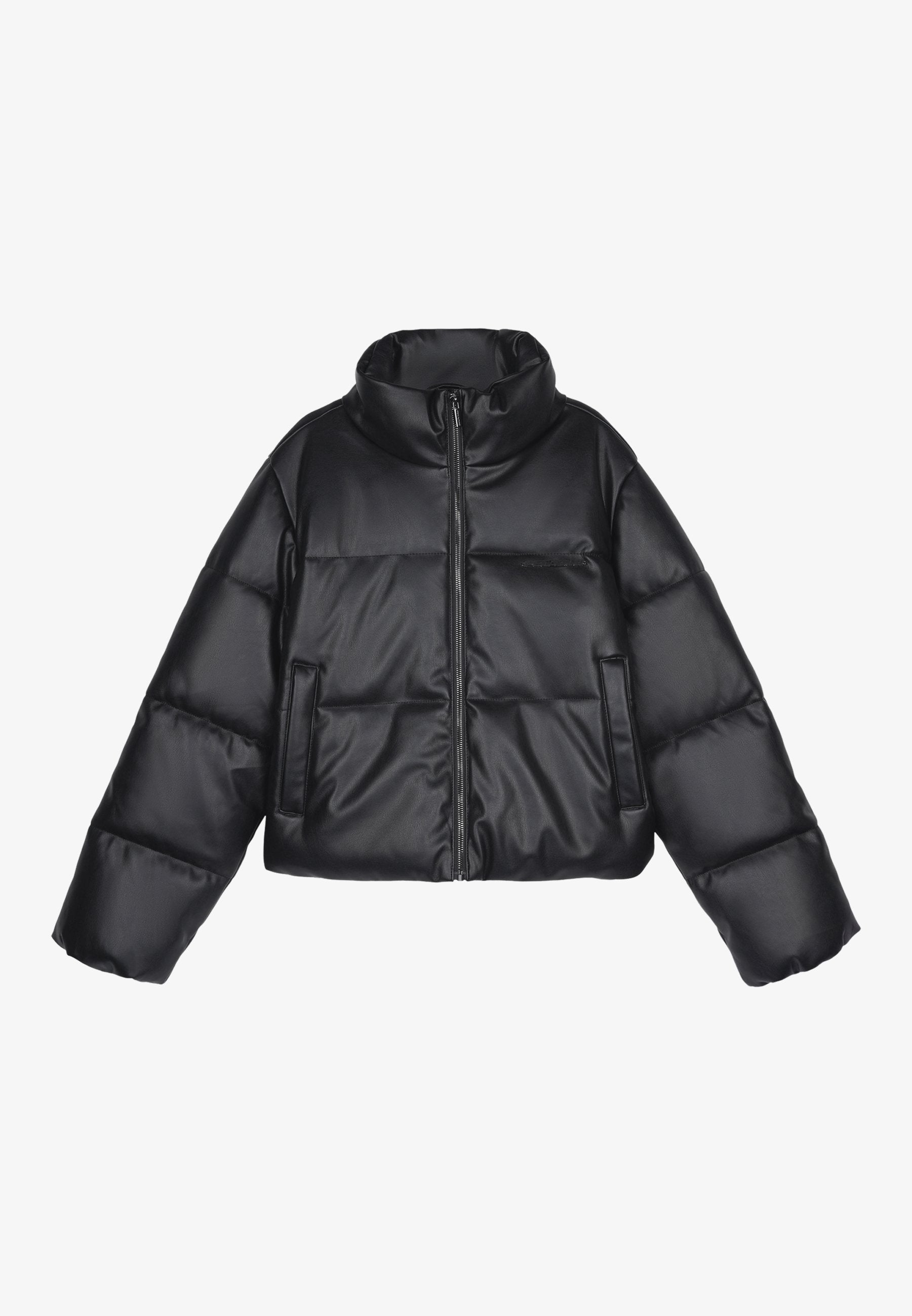 Schwarze gepolsterte Jacke mit hohem Kragen, ausgestattet mit einem Reißverschluss auf der Vorderseite, zwei vorderen Taschen und einer glänzenden, glatten Textur.