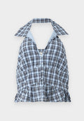 Blau-weißer karierter Trägershirt mit tiefem V-Ausschnitt, Knopfverschluss und rüschigem Saum. Mit einem kontrastierenden hellblauen Kragen.