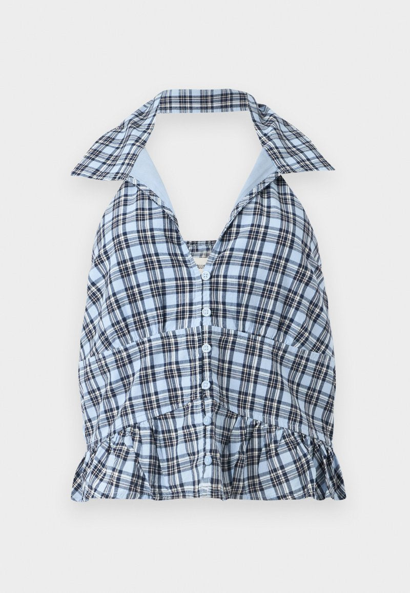 Blau-weißer karierter Trägershirt mit tiefem V-Ausschnitt, Knopfverschluss und rüschigem Saum. Mit einem kontrastierenden hellblauen Kragen.