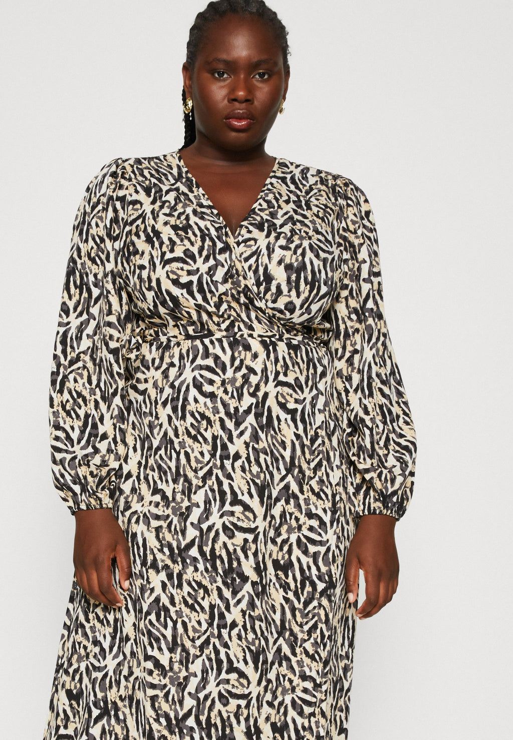 EVOKED VILA VILOUISA MIDI WRAP DRESS