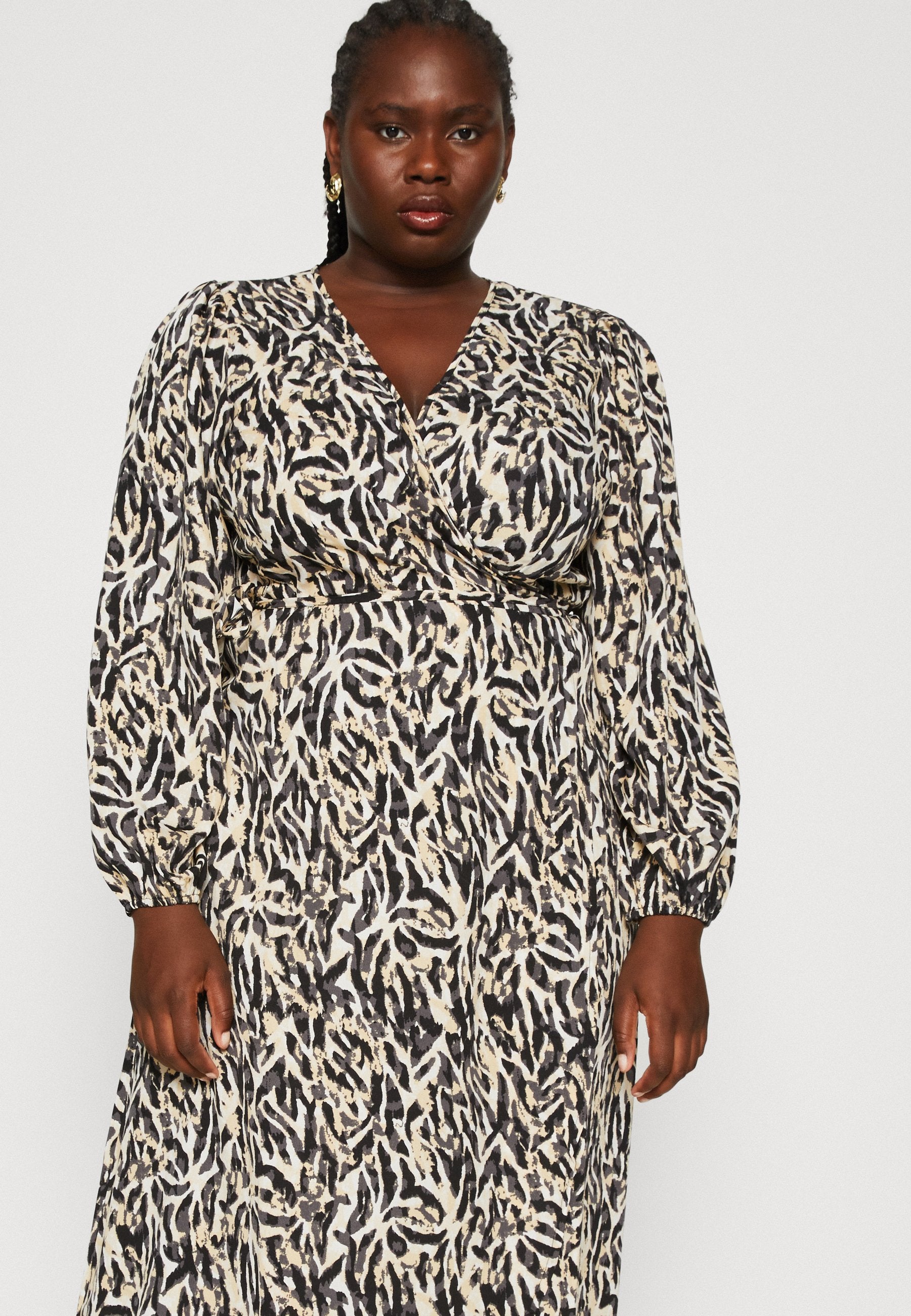 EVOKED VILA VILOUISA MIDI WRAP DRESS