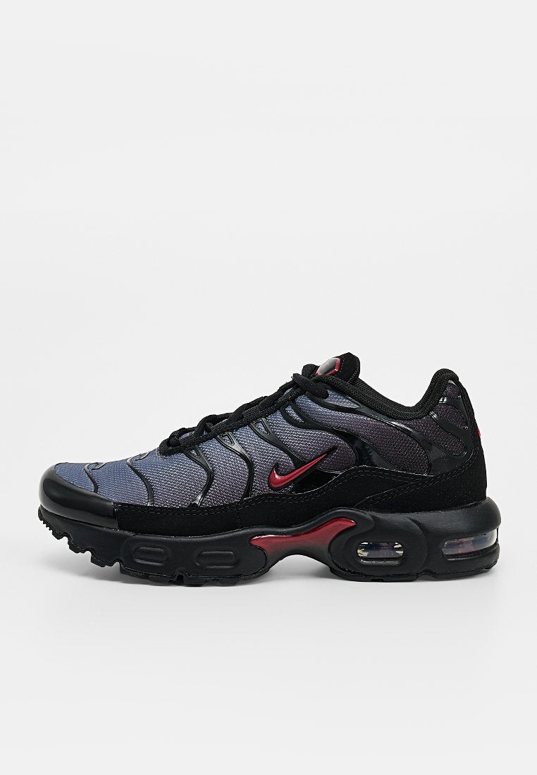 Schwarzer und grauer Nike Air Max Sneaker mit roten Akzenten und sichtbarer Luftdämpfung in der Sohle, seitlich auf weißem Hintergrund gezeigt.