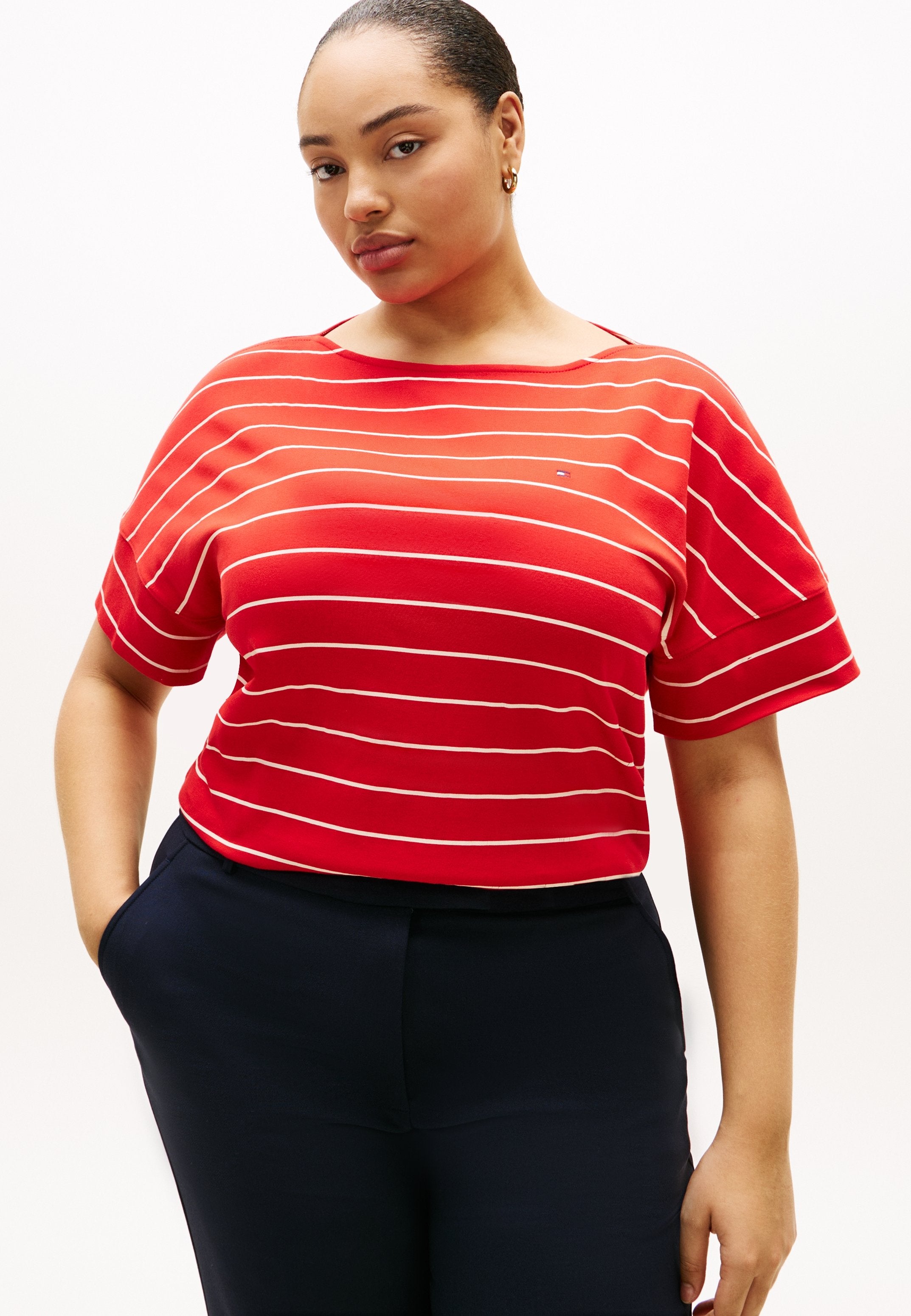 CURVE CAP SLEEVE RELAXED T-SHIRT Media 3