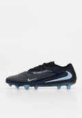 Schwarzer und grauer Nike Fußballschuh mit hellblauen Swoosh-Logos, Schnürsenkeln und geformten Stollen auf weißem Hintergrund, Seitenansicht.