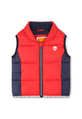 Rote und marineblaue gepolsterte Weste mit hohem Kragen, mit Reißverschluss vorne und Timberland-Logo. Besitzt ein Band mit dem Markennamen am Saum.