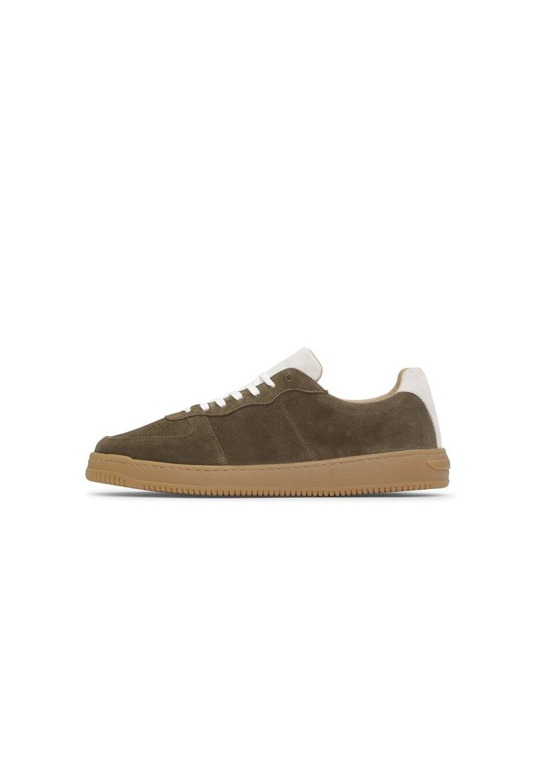 Olivgrüner Wildleder-Sneaker mit weißem Fersenakzent, weißen Schnürsenkeln und einer hellbraunen Gummisohle; verfügt über gestickte Details und ein niedriges, schlankes Design.
