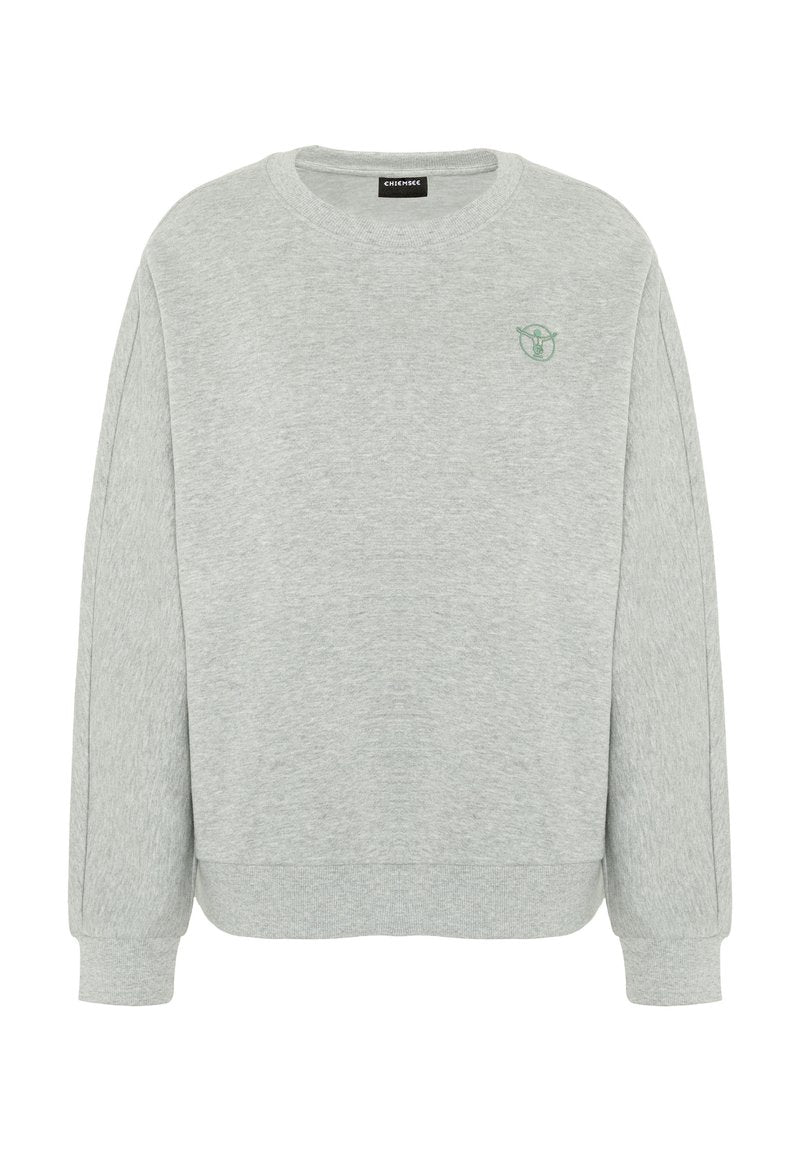 Grauer Pullover aus weichem Stoff mit Rundhalsausschnitt, langen Ärmeln, gerippten Bündchen und kleinem grünem Logo auf der Brust.