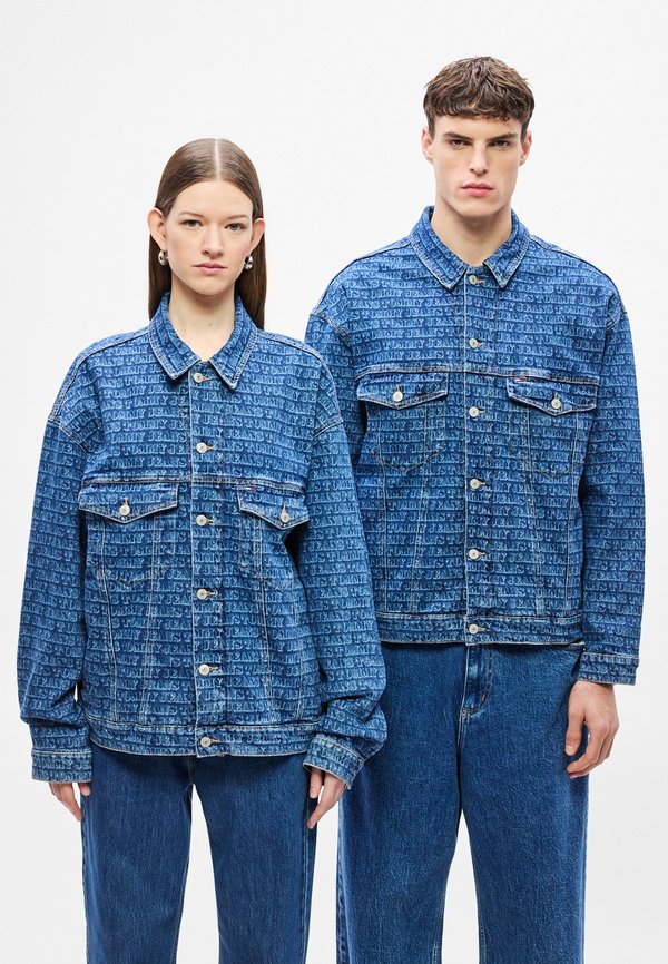 Tommy Jeans SPELL-OUT LOGO OVERSIZED DENIM TRUCKER JACKET