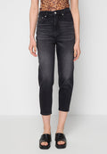 Schwarze hoch taillierte Cropped-Jeans mit leichtem Ausbleichen, getragen mit schwarzen offenen Slide-Sandalen und einem braunen Oberteil mit Animal-Print.