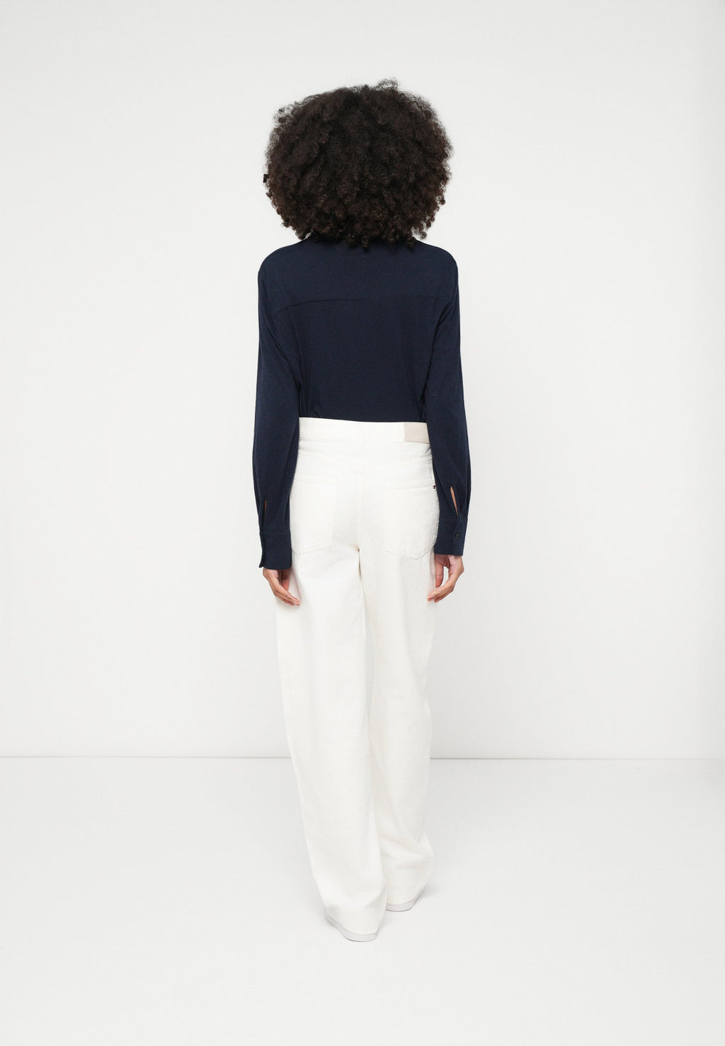 MID RISE TAPERED BARREL LEG WHITE JEANS Media 4