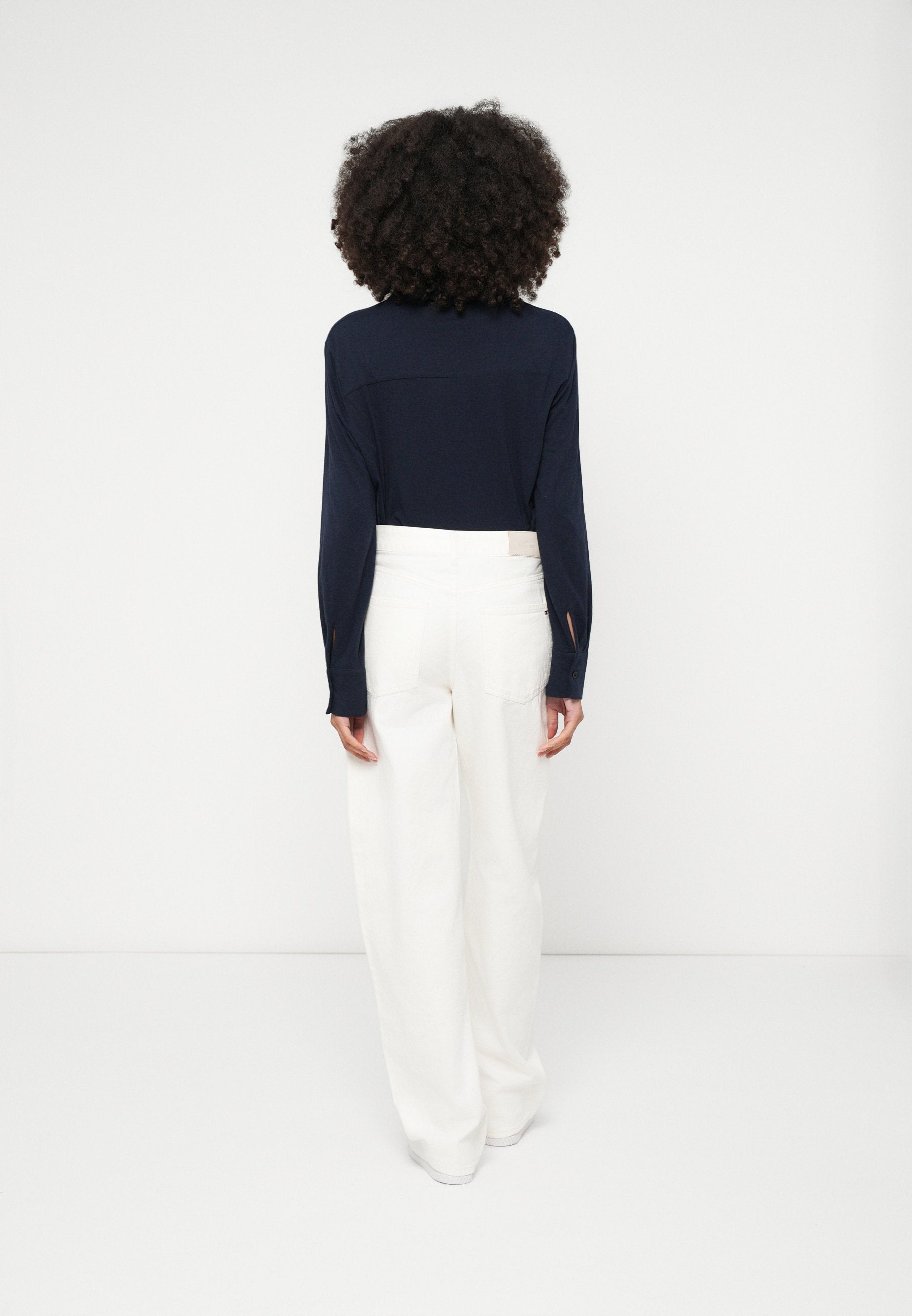 MID RISE TAPERED BARREL LEG WHITE JEANS Media 4