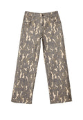 Weite Jeans mit grauem, beigem und braunem Camouflage-Muster, mit Fronttaschen, Gürtelschlaufen und Knopfverschluss.
