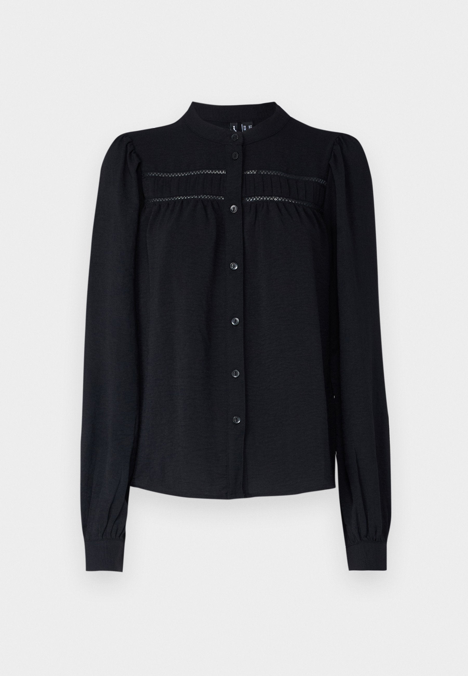 Schwarze Bluse mit langen Ärmeln, kragenloser Halsöffnung, Knopfleiste, plissierten Details unter dem Schulterbereich und gerafften Manschetten. Weicher, strukturierter Stoff.