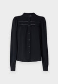 Schwarze Bluse mit langen Ärmeln, kragenloser Halsöffnung, Knopfleiste, plissierten Details unter dem Schulterbereich und gerafften Manschetten. Weicher, strukturierter Stoff.