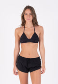 Schwarzer Bikini-Oberteil mit dreieckigen Cups und dünnen Trägern, kombiniert mit schwarzen Shorts mit Kordelzug. Glatte Textur und bequeme Passform.