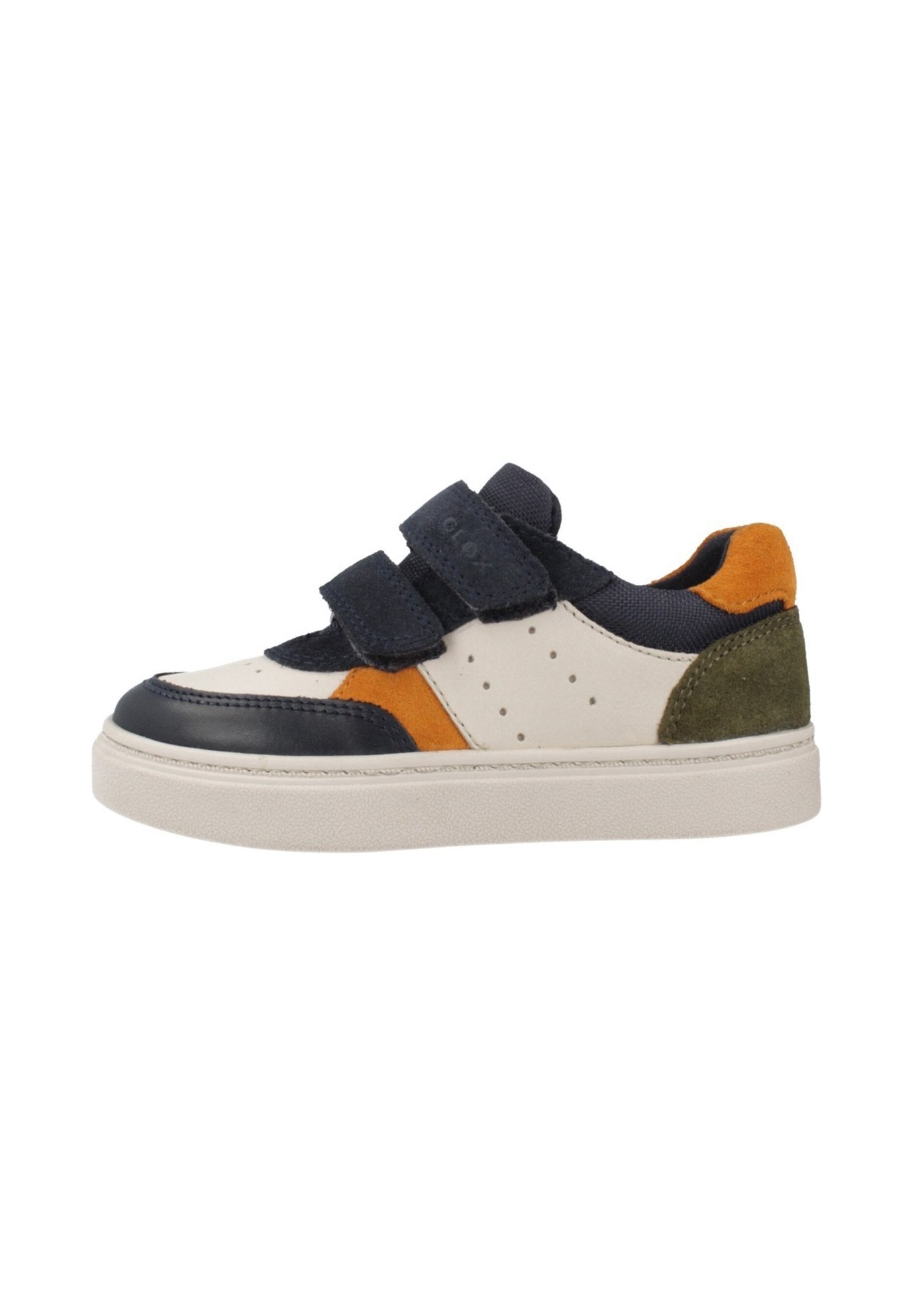 Niedrig geschnittener Sneaker mit marineblauen Klettverschlüssen, weißen Lederseiten, orangefarbenen und olivgrünen Wildlederelementen sowie einer dicken weißen Sohle.