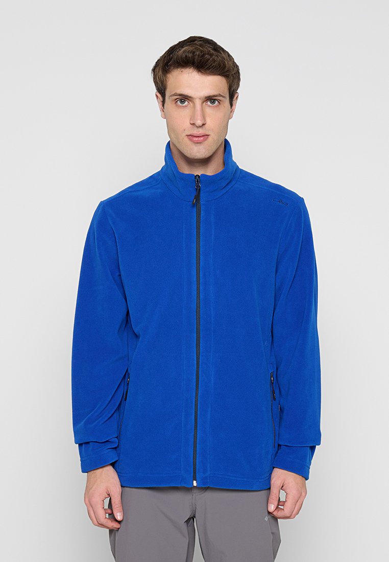 Blauer Fleecejacke mit hohem Kragen, durchgehendem Frontreißverschluss und zwei Seitentaschen. Weiche Textur mit glatter Oberfläche und ohne sichtbare Muster.