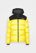 Gelbe Fleecejacke mit schwarzem Oberteil, ausgestattet mit Kapuze, Reißverschluss und zwei seitlichen Taschen. Glattes Material mit gestepptem Muster.