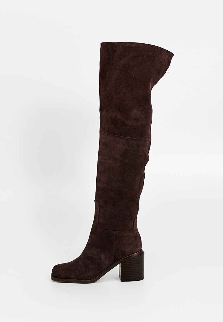 Dunkelbrauner kniehoher Stiefel aus Wildleder mit Blockabsatz und rundem Zeh, seitlich auf weißem Hintergrund dargestellt.