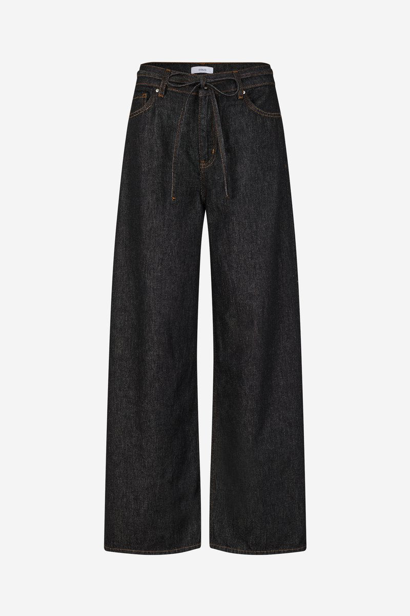 Dunkle Denim-Hosen mit weitem Bein, hohem Bund, gebundenem Gürtel und kontrastierenden orangen Nähten. Mit klassischem Fünf-Taschen-Design.