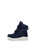 Marineblauer Winterstiefel mit zwei Klettverschlüssen, weißer profilierter Sohle und Gore-Tex-Label für Wasserdichtigkeit.