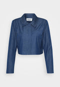 Taillierte Denimjacke in Dunkelblau mit spitzem Kragen, langen Ärmeln, Fronttasche und kontrastierenden Nähten.
