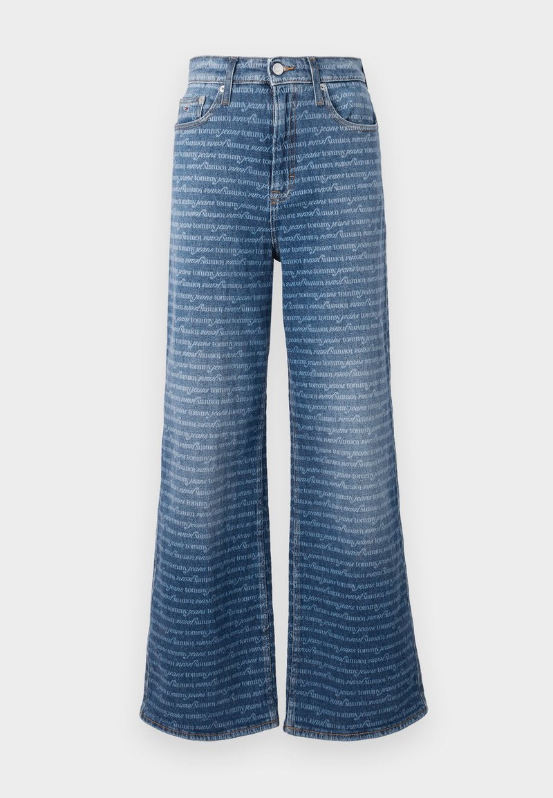Weite Jeans mit hellblauem Waschung, ausgestattet mit einem wiederholten weißen Textmuster und einem klassischen Fünf-Taschen-Design.