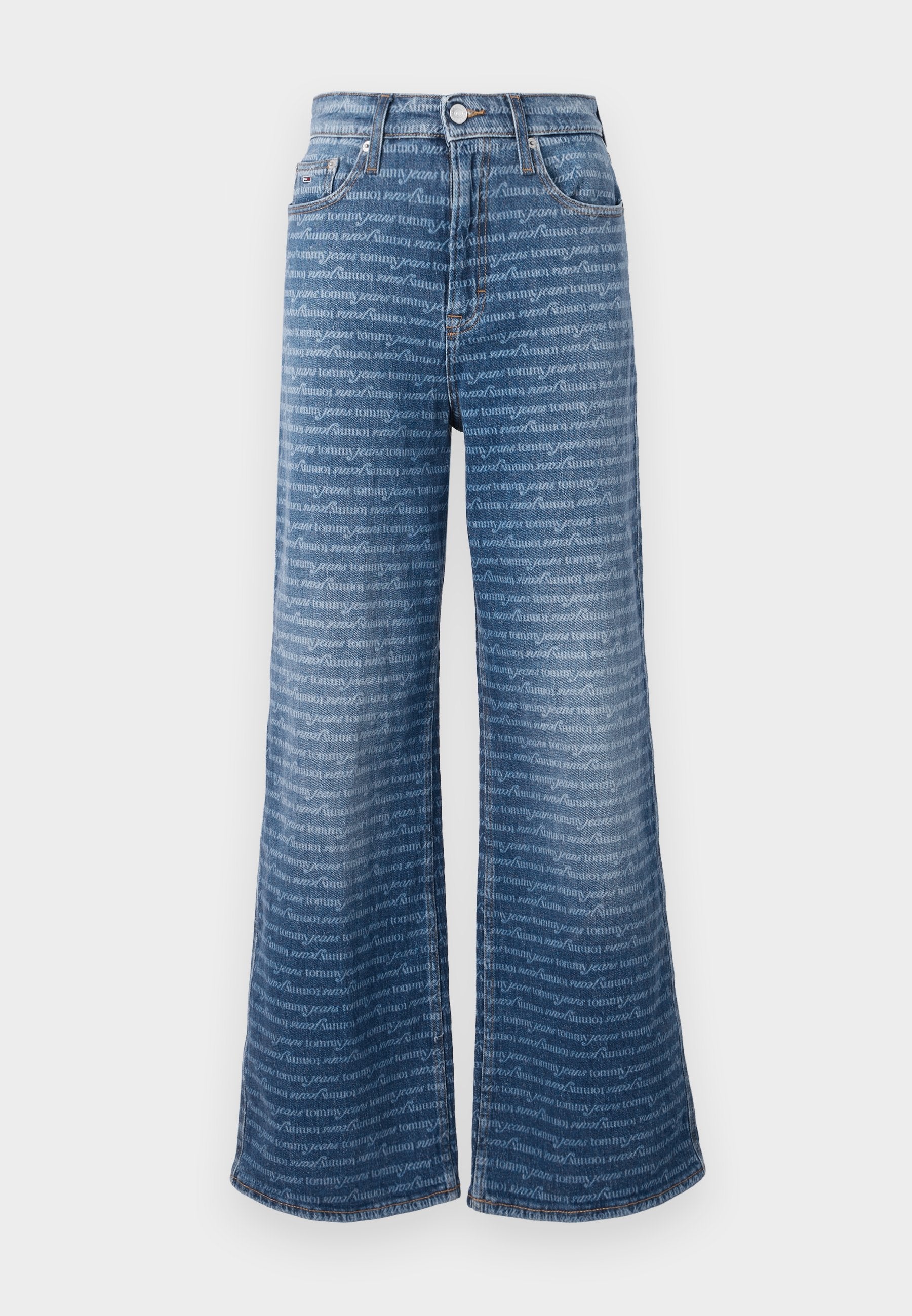 Weite Jeans mit hellblauem Waschung, ausgestattet mit einem wiederholten weißen Textmuster und einem klassischen Fünf-Taschen-Design.