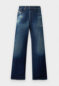 Weite Jeans aus Denim in Dunkelblau mit ausgebleichten Stellen, abgenutzten Details und fransigen Säumen. Vier Taschen und ein Knopfverschluss.