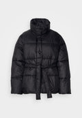 Schwarze Pufferjacke mit hohem Kragen, tailliertem Bund und Knopfverschluss. Hergestellt aus glänzendem Stoff mit gestepptem Design und weicher Textur.