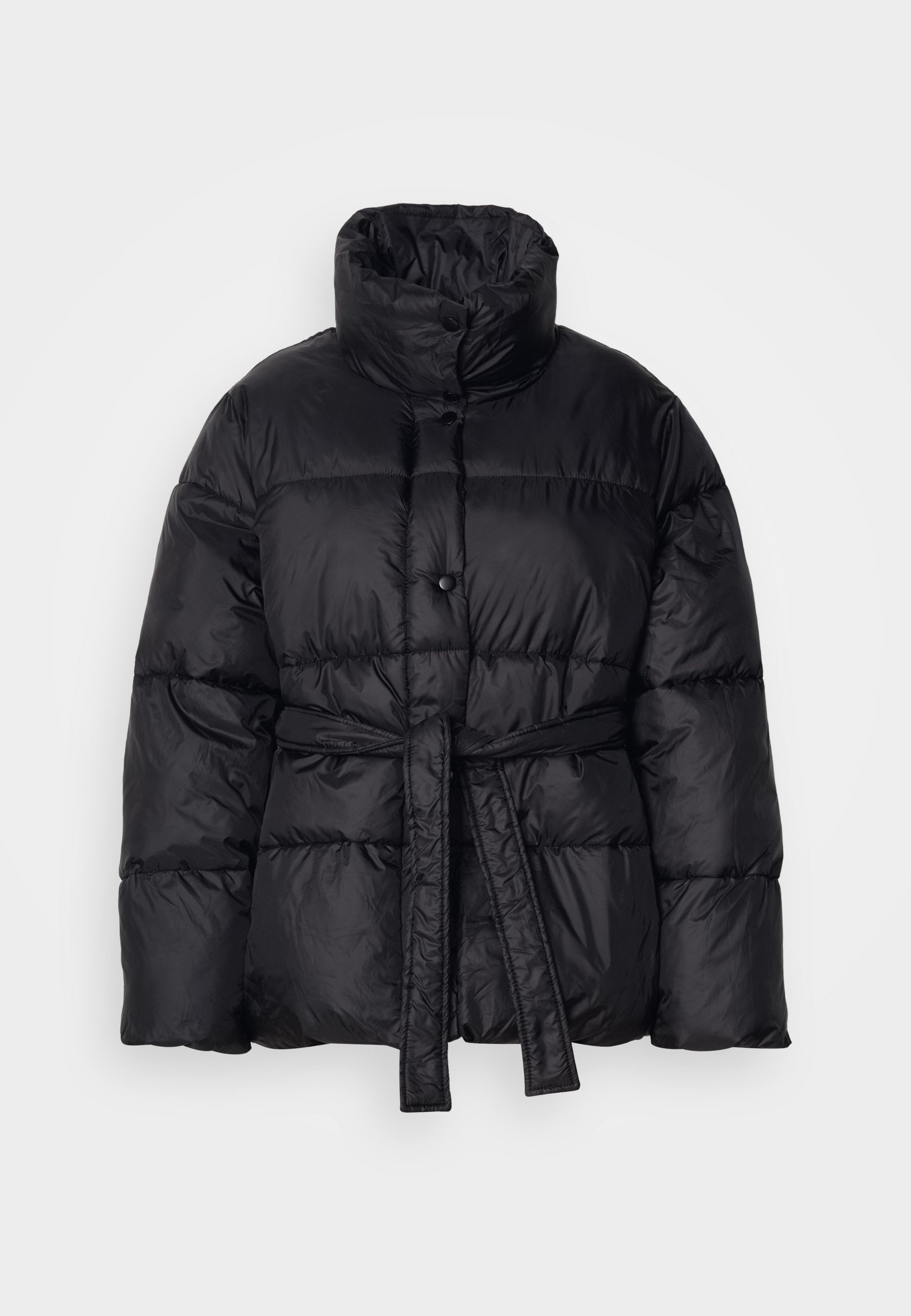 Schwarze Pufferjacke mit hohem Kragen, tailliertem Bund und Knopfverschluss. Hergestellt aus glänzendem Stoff mit gestepptem Design und weicher Textur.