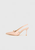 Spitz zulaufender Slingback-Schuh aus glänzendem, hellrosa Lackmaterial mit einer goldfarbenen Akzent an der Vorderseite und einem schlanken, hohen Absatz.