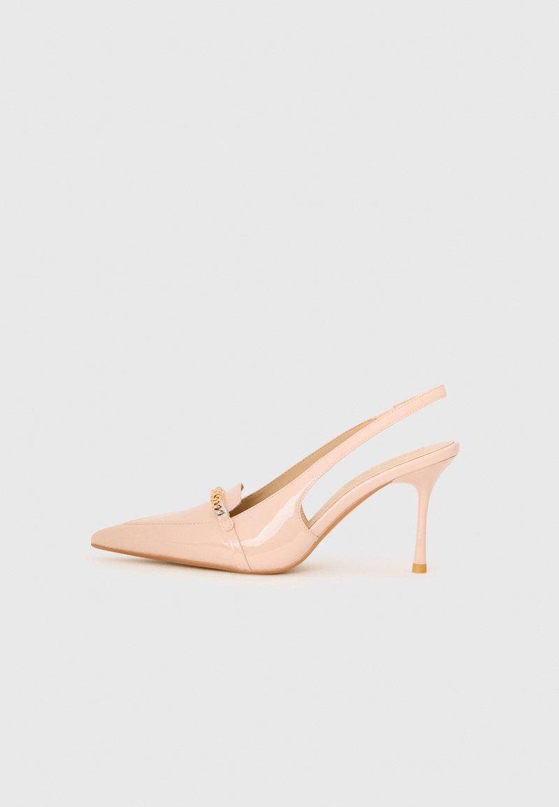Spitz zulaufender Slingback-Schuh aus glänzendem, hellrosa Lackmaterial mit einer goldfarbenen Akzent an der Vorderseite und einem schlanken, hohen Absatz.